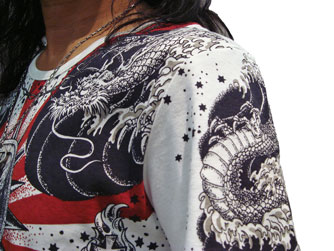 ヤスユキイシイ141902ホワイトタトゥーTシャツ