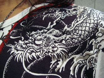 ヤスユキイシイ141902ホワイトタトゥーTシャツ