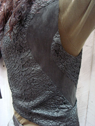 ヤスユキイシイ161408ブラックパイソン柄ベスト