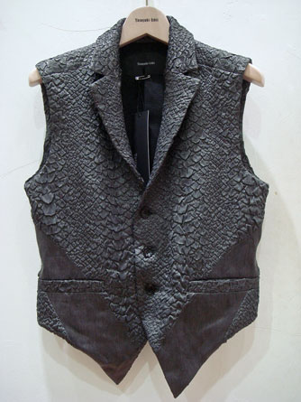 ヤスユキイシイ161408ブラックパイソン柄ベスト