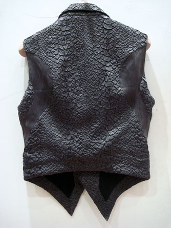 ヤスユキイシイ161408ブラックパイソン柄ベスト